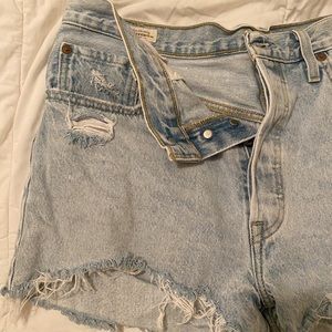 Levi’s light blue wash jeans!! 💌